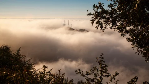 Time Lapse looking out over a fog covered Los Angeles Stockbeeldmateriaal 127703147