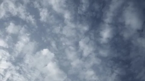 Time lapse looking up into a sky filled with moving summer clouds Vídeo Stock 327920921