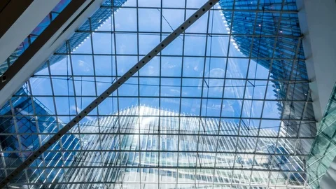 Time lapse of Looking up through the sun roof at office building Видео 78712514