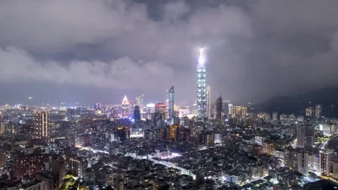 Time Lapse of low clouds above Taipei Taiwan at night. 스톡 동영상 292916132