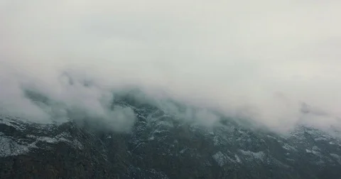 Time-lapse of low clouds over the mountains, cloudy weather Video stock 83009976