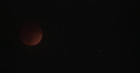 Time lapse - lunar eclipse red moon and star disappears Vídeo Stock 68065063
