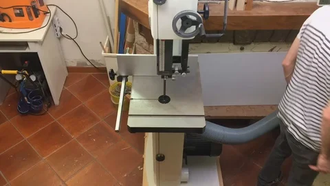 Time lapse of luthier giving shape to an acoustic guitar body Vidéo 112008013