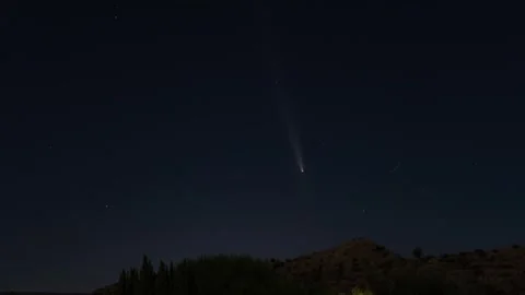 Time lapse of a magnificent comet setting in the western sky Stock Footage 288107933