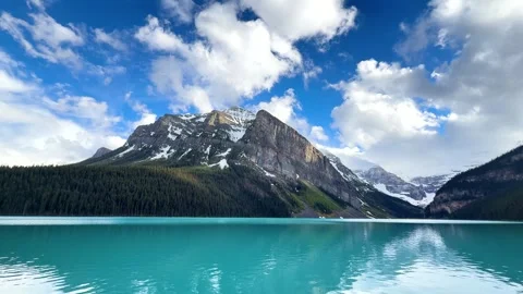 Time Lapse. Majestic mountain view with clear lake and blue sky at Lake Louise  Video stock 340184275
