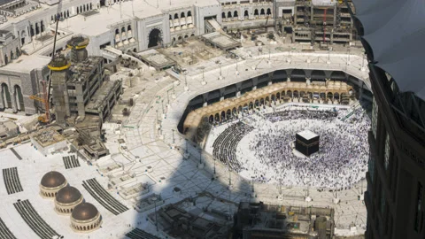 Time lapse of Makkah Royal Clock Tower shadow casting over the holy Kaaba Stock Footage 195969692
