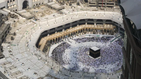 Time lapse of Makkah Royal Clock Tower shadow casting over the holy Kaaba Stock Footage 195973140