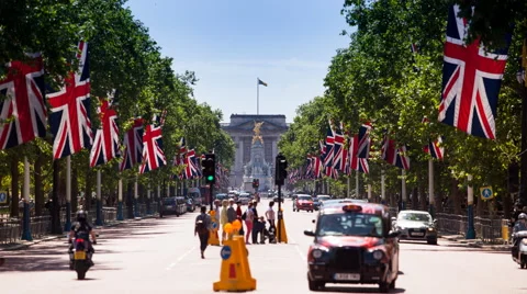 Time lapse of The Mall looking towards Buckingham Palace Stock Footage 64657932