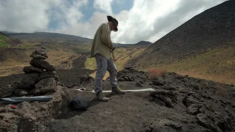 Time lapse man setting up tent mountain Sicily wild camp volcanic landscape Etna Vídeos de archivo 148074426