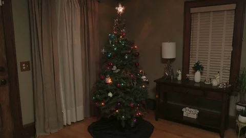 Time lapse of a man taking down a Christmas tree Vídeos de archivo 71103688