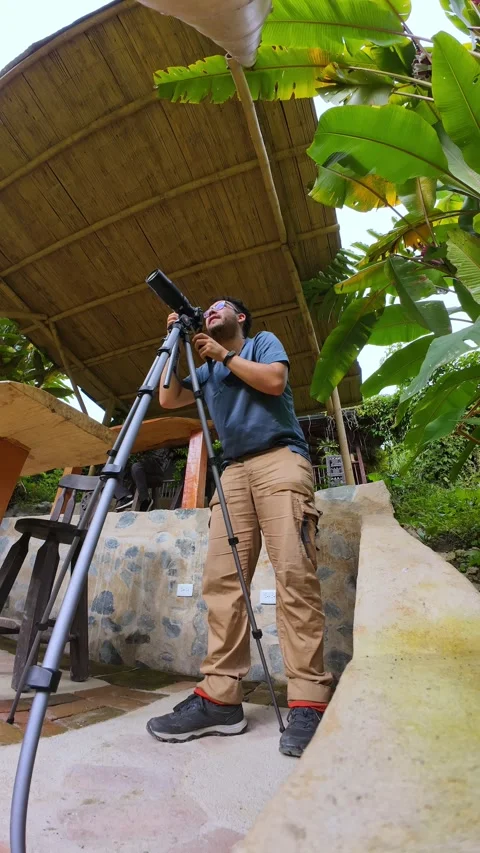Time lapse of man using a telephoto camera, capturing outdoor bird watching.. 動画素材 338033586