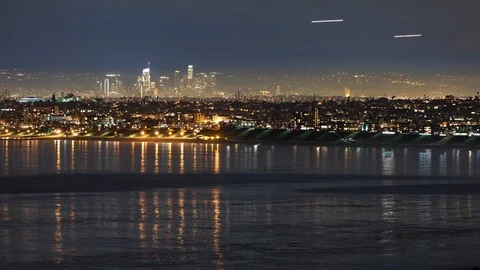 Time-lapse of Manhattan Beach with Downtown Los Angeles in the background. Stockbeeldmateriaal 106478146