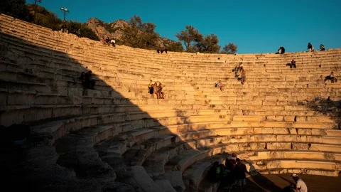Time lapse of many people enjoying beautiful sunset at city amphitheater Vídeo Stock 222938245