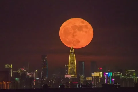 Time-Lapse Marvel: Moonrise Over Shenzhen's Landmark CBD Stock-Footage 249722644