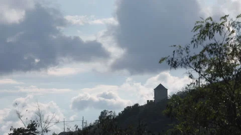 Time lapse of a medieval tower on top of a hill with clouds passing by Stockbeeldmateriaal 212426215