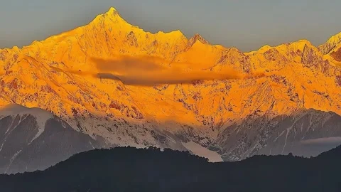 Time Lapse Meili Snow Mountain Kawagarbo Golden Sunrise Yunnan China Video stock 332964222