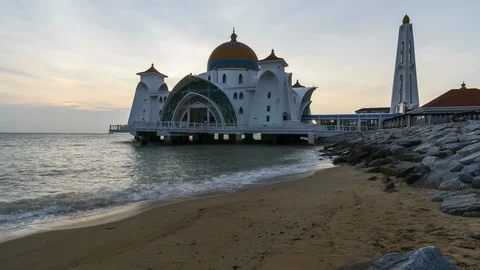 Time lapse The Melaka Straits Mosque at beach side during dusk Video stock 105986032