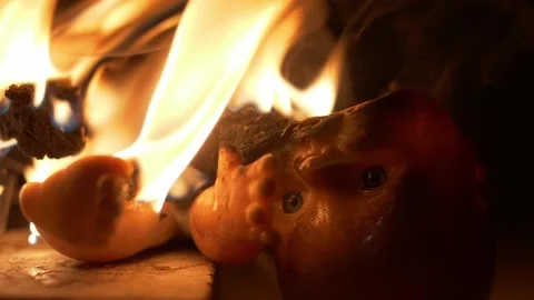 Time lapse melting doll in arson attack 4K Stockbeeldmateriaal 159785361