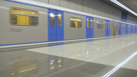 Time lapse. The metro train arrives at an empty station. Opens the door, no one Video stock 73832077