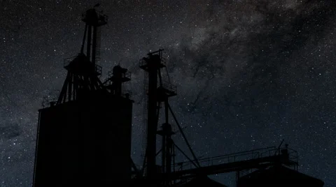 Time Lapse Milky Way Behind Industrial Towers Vídeo Stock 66973151