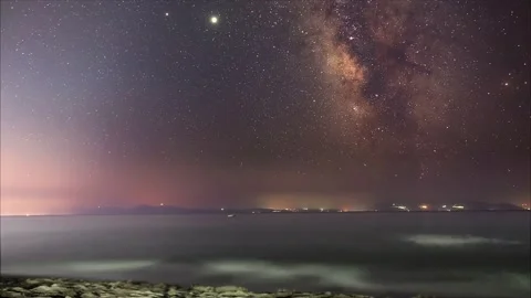 Time Lapse of Milky Way Passing Over Sea Video stock 180448644