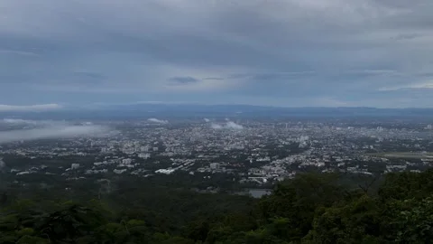 Time-lapse of the mist drifted over the city in the evening. Video stock 237876090