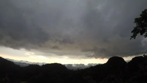 Time lapse of mist floating over the mountains valley in cloudy day with rain Stockbeeldmateriaal 92797823