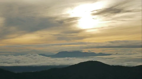 Time Lapse of Misty landscape with light morning through. 스톡 동영상 138210061