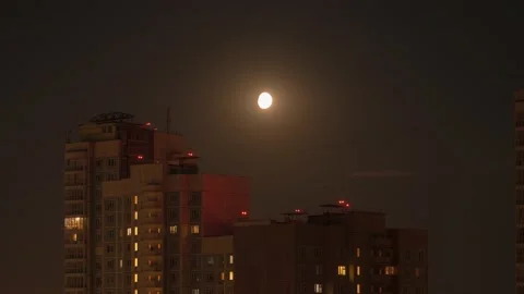 Time lapse of moon at dark sky going down over cityscape Vídeo Stock 154857088