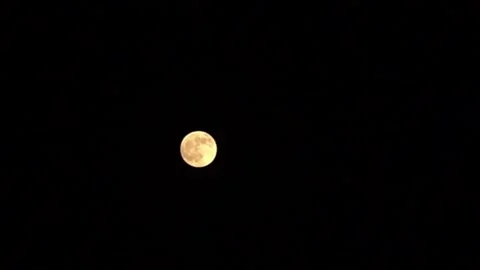 Time-lapse moon moves in a black sky and hides behind clouds Vidéo 194444313