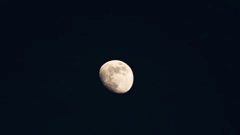 Time lapse of the moon moving across a black sky Vídeo Stock 100821247
