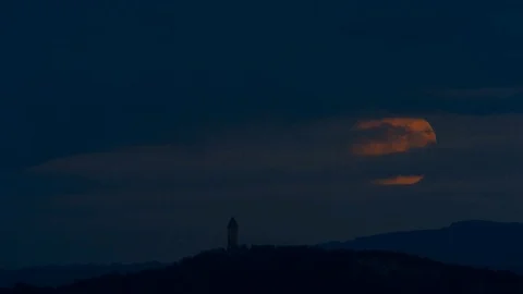 A time lapse of a moon rise behind the Wallace monument, Stirling, Scotland Video stock 90949485