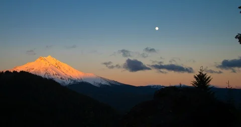Time lapse of moon rising over Mt. Jefferson in the Oregon Cascades at sunset Stock Footage 86509285