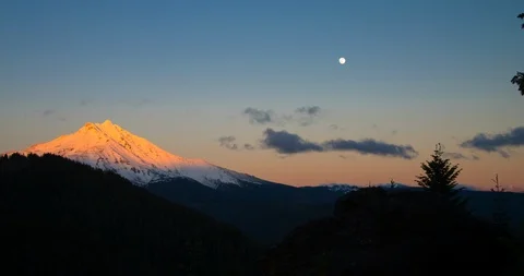 Time lapse of moon rising over Mt. Jefferson in the Oregon Cascades at sunset Stock Footage 86512319