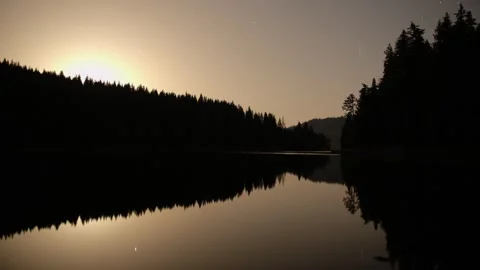 Time lapse of moon rising over Shiroka Polyana (Wide Meadow) dam, Bulgaria. Stock-Footage 336895729