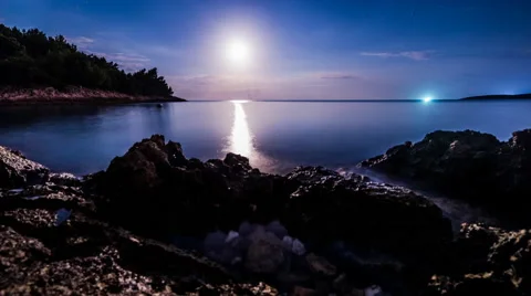 Time Lapse - Moon setting at the sea 스톡 동영상 58637750