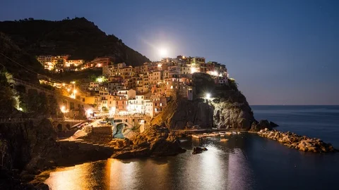 Time Lapse -  Moonrise at full moon at Manarola in Cinque Terre in Italy Видео 99367251