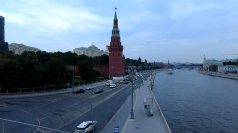 Time lapse of Moscow Kremlin view from Big Stone Bridge. Motor ships floats on Video stock 158109689
