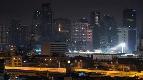 Time lapse motion of car trails on  in Bangkok at night. 스톡 동영상 131796108