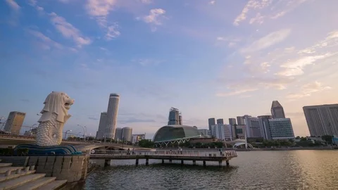 Time-lapse motion of Merlion statue fountain in Merlion Park with sunrise Video stock 81113286