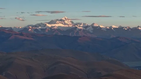 Time-lapse of Mount Everest bathed in golden sunlight Vídeos de archivo 286797776