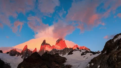Time-lapse of Mount Fitz Roy Bathed in the Morning Sun: A Majestic Peak of Video stock 333180414