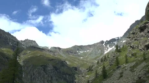 Time-Lapse of Mountain Ascent Shadowed by Frequent Cloud Cover 動画素材 41581607