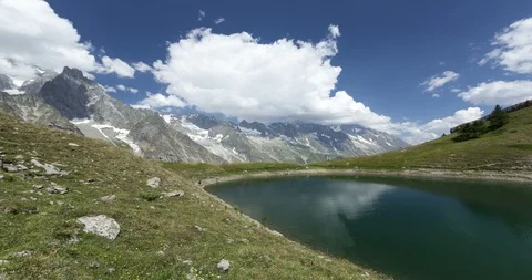 Time lapse of a Mountain lake with the Mont Blanc massif on the background. 動画素材 101236492