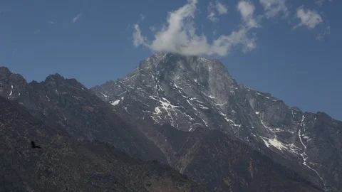 Time Lapse of Mountain Peak in Clouds in Himalayas Nepal Vídeo Stock 101353554