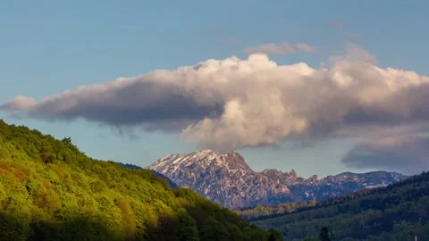Time lapse with mountain peak with sunset and clouds Stockbeeldmateriaal 133504515