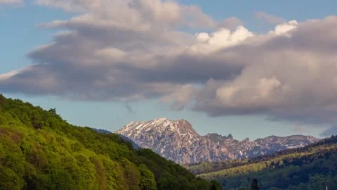 Time lapse with mountain peak with sunset and clouds Stockbeeldmateriaal 133504924