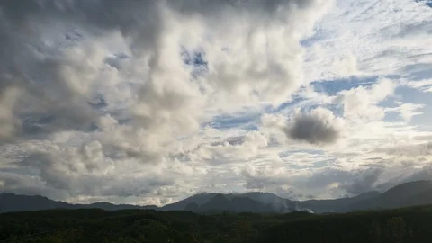 Time lapse mountain range in tropical rainforest with mist and clouds Видео 92439512