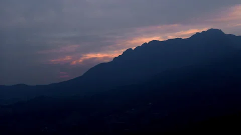 Time lapse of a mountain in silhouette  sunset, China. Video stock 249111113