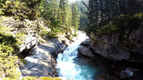 Time-Lapse of a Mountain Stream at the bottom of a small canyon 스톡 동영상 129398580